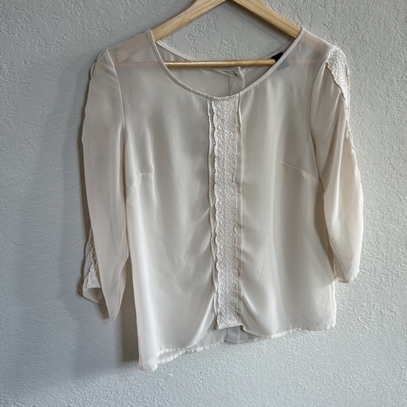 Vintage lace blouse with button up back - Picture 2 of 6